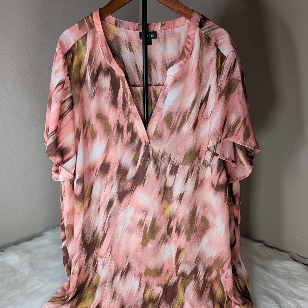 Torrid Blouse Women Pink Abstract Ikat V-Neck Short Flutter Sleeve Pleated Back